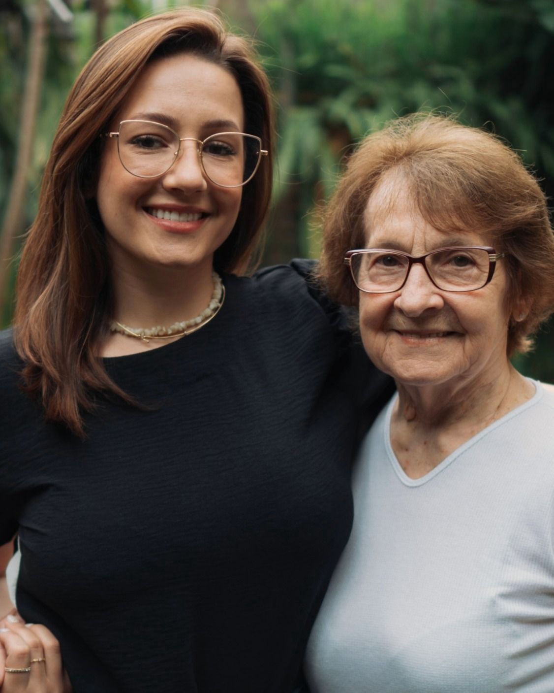 Bárbara, fundadora da Neoma, abraçada à avó Romana.